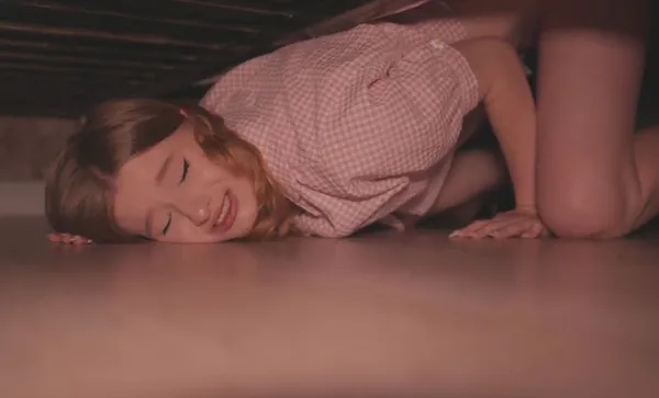 hiện tượng ra nước ở vùng kín Lợi dụng nện chị kế khó tính đang kẹt dưới gầm giường