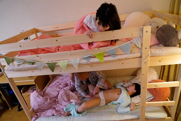 phim sex phụ đề tiếng việt Ông chú đồi bại đến nhà chơi nữa đêm mò vào phòng 2 cô cháu gái