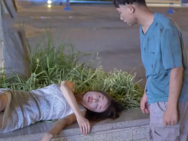 phim sex tự sướng Gã ăn xin cơ hội đưa cô gái say xỉn về nhà rồi tranh thủ địt…