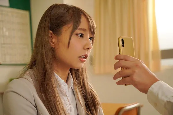 eimifukada Học trò sử dụng điện thoại thôi miên cô giáo thực tập