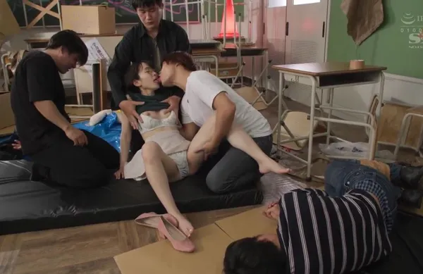 sex heyzo Giúp đỡ cậu bạn trai bị bắt nạt, nữ sinh dính vào đám côn đồ biến thái